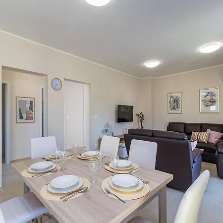 Apartment 4 Guests In *